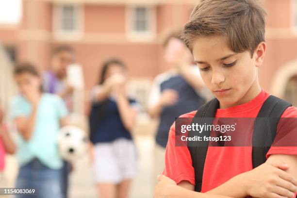 ragazzo in età elementare vittima di bullismo a scuola. - ragazzo disperato telefono foto e immagini stock