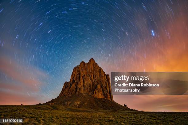 star trails over shiprock volcanic rock formation on navajo land near shiprock, new mexico - pico ship rock imagens e fotografias de stock