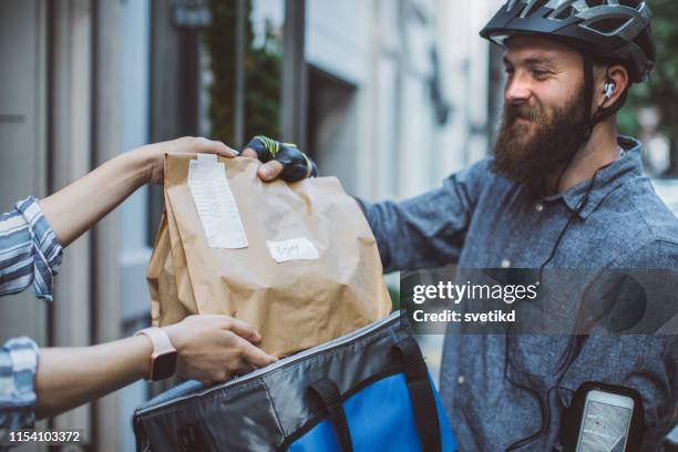 lebensmittellieferung - delivery bike stock-fotos und bilder