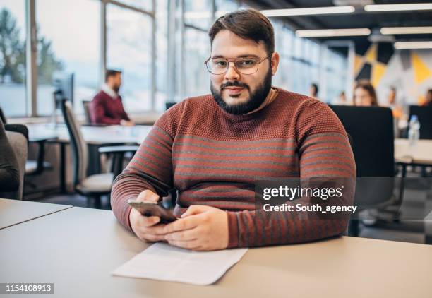 el hombre que trabaja en la oficina - hombre gordo fotografías e imágenes de stock