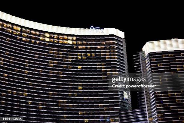 aria hotel and casino at night in las vegas, nevada, vereinigte staaten - aria resort and casino stock-fotos und bilder