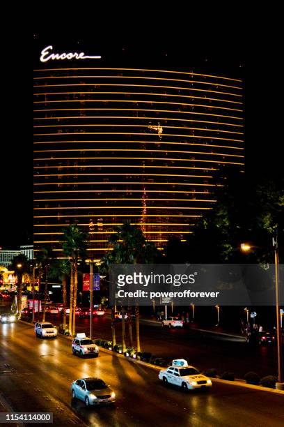 encore hotel and casino at night in las vegas, nevada, vereinigte staaten - encore stock-fotos und bilder