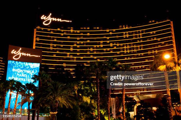 the wynn hotel and casino at night en las vegas, nevada, estados unidos - casino wynn las vegas fotografías e imágenes de stock