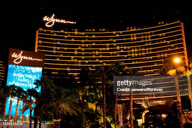 the wynn hotel and casino at night in las vegas, nevada, united states - wynn las vegas stock pictures, royalty-free photos & images