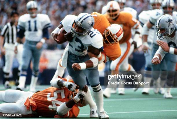 James Jones of the Dallas Cowboys returns a kickoff against the Tampa Bay Buccaneers during an NFL Football game September 21, 1980 at Texas Stadium...