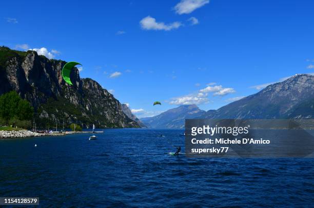 kite surfing on the garda lake - kite foto e immagini stock