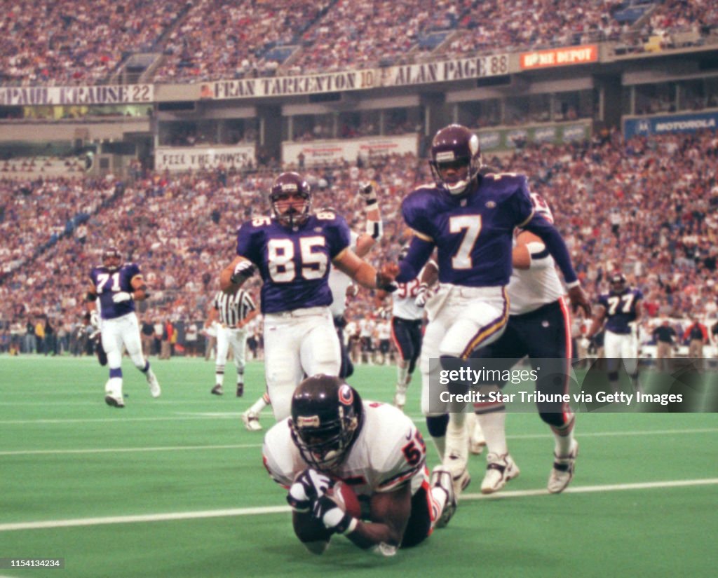 VIKINGS FOOTBALL
Oct. 10 - Chicago - noon start
Home:Editor; Tom Wallace, Steve Rice
Photographers; Judy Griesedieck, Carlos Gonzalez, Jerry Holt, Brian Peterson, Jeff Wheeler -- Minneapolis Bears at Vikes Sunday 10/10/99----Vikings quarterback Randl