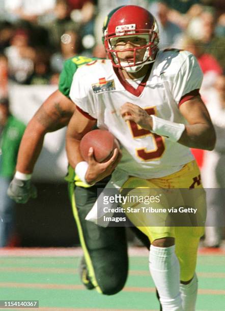 El Paso, TX-The Wells Fargo Sun Bowl--University of Minnesota vs. The University of Oregon- -- Gophers quarterback Billy Cockerham, #5 runs up the...
