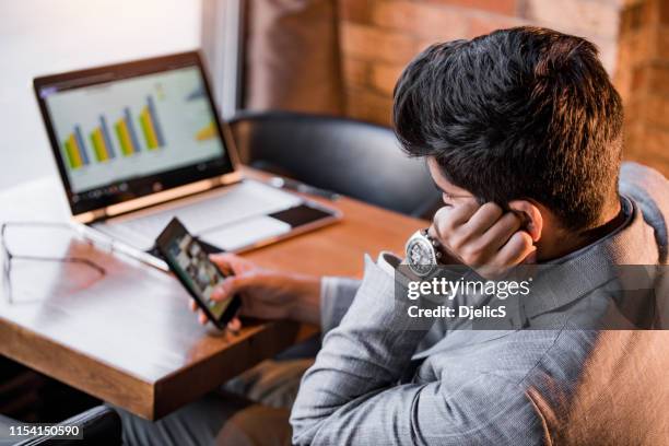 la procrastinación lo ralentiza. - perder el tiempo fotografías e imágenes de stock