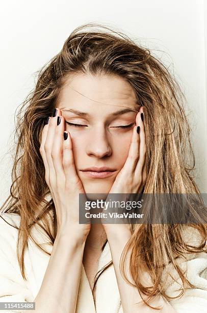 bad capelli giorno - donna che dorme foto e immagini stock