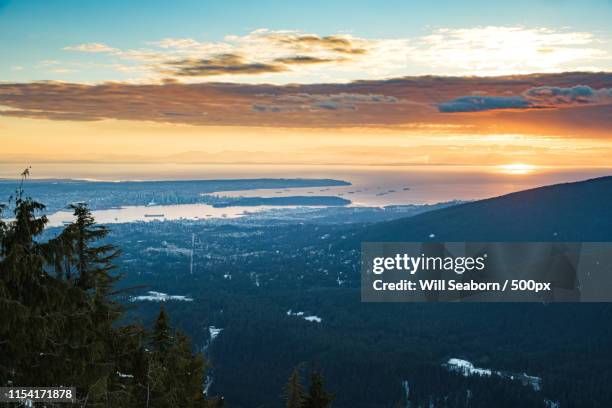 mountaintop sunset over vancouver - vancouver skyline stock-fotos und bilder