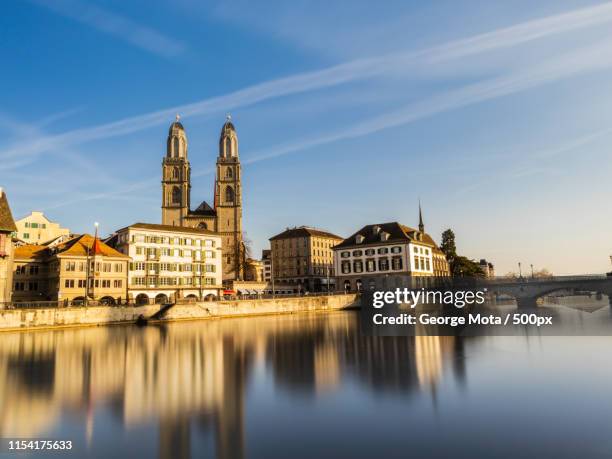 limmat river with grossmunster in zurich switzerland - 里馬特河 個照片及圖片檔