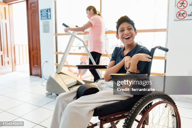 gehandicapte kinderen doen fysiotherapie op school - verstandelijk gehandicapt stockfoto's en -beelden