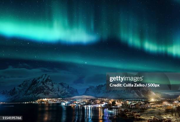 aurora overrein lofoten - aurora borealis lofoten stock-fotos und bilder