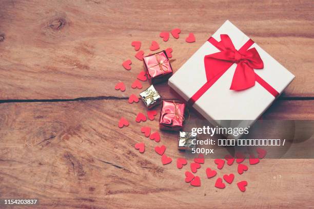 valentines gift box, love concept for valentine's day - gift box tag stock-fotos und bilder