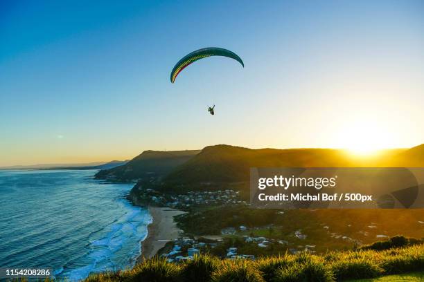 paraglider stanwell tops lookout, nsw, australia - paragliding stock pictures, royalty-free photos & images