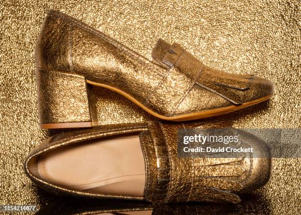 gold high heel shoes - schuh im metallic look stock-fotos und bilder