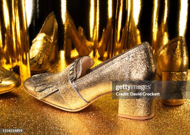 gold high heel shoes - gold shoe fotografías e imágenes de stock