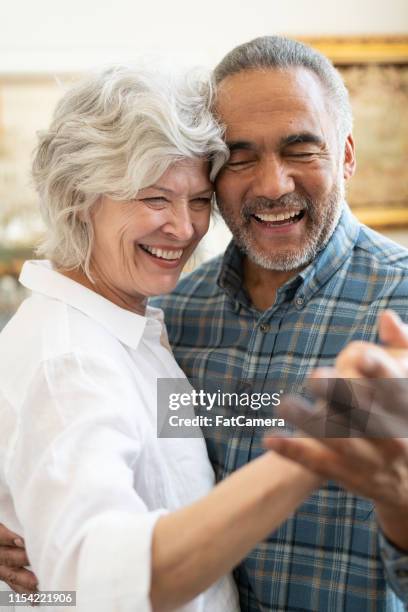 gemengde etnische senior paar dansen samen - interracial wife stockfoto's en -beelden