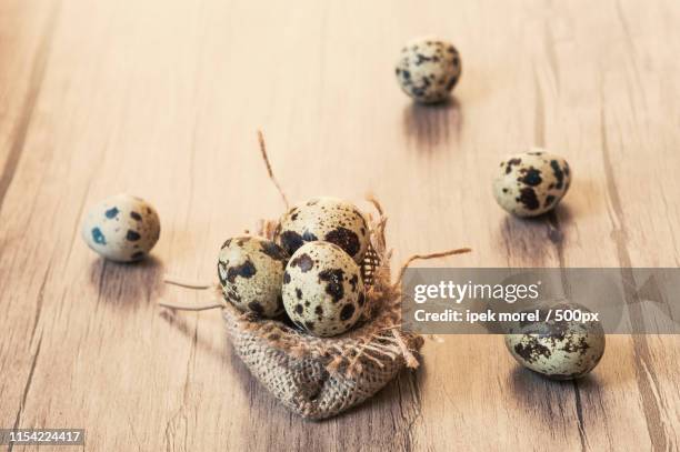 quail eggs on brown wooden background easter concept - ipek morel 個照片及圖片檔