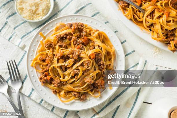 homemade italian ragu sauce and pasta - tagliatelle foto e immagini stock