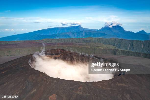 smoking volcano - réunion stockfoto's en -beelden