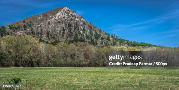 beautiful mountain picture taken from across the r - pinnacle imagens e fotografias de stock