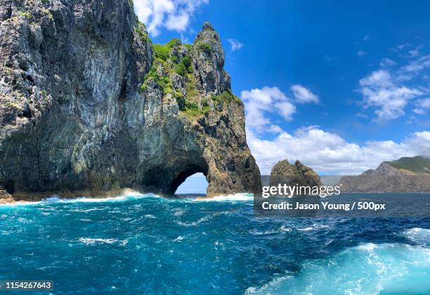 the hole in the rock - bay of islands new zealand stock pictures, royalty-free photos & images