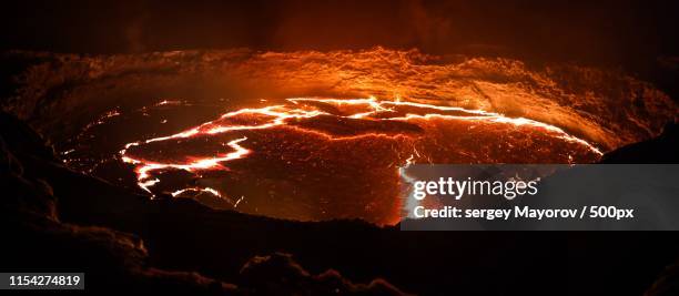erta ale volcano crater, melting lava, danakil depression, ethiopia - sandales stock-fotos und bilder