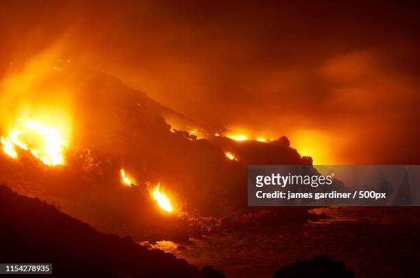 wildfire inferno on crete reaches the sea - grecia europa del sur fotografías e imágenes de stock