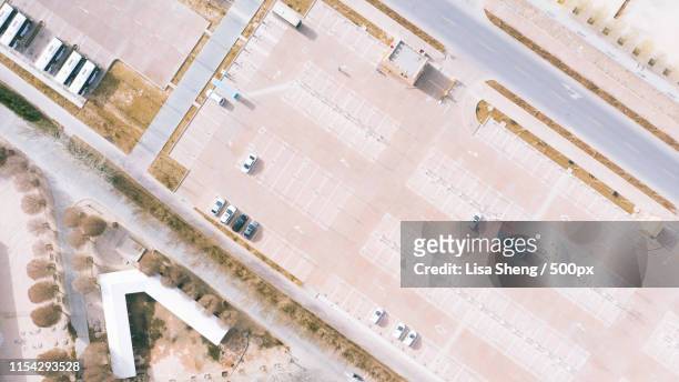 parking next to the desert - 敦煌 stock pictures, royalty-free photos & images