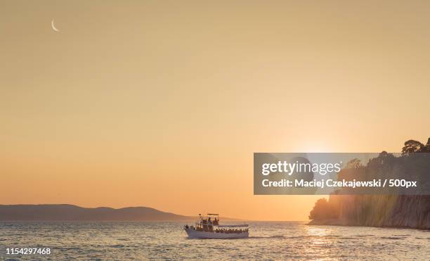 golden sunset over mediterranean sea - makarska imagens e fotografias de stock