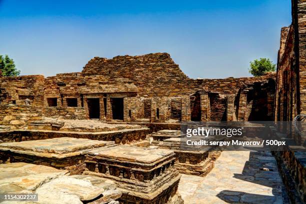 takht-i-bhai parthian archaeological site and buddhist monastery pakistan - zoroastrianism photos et images de collection
