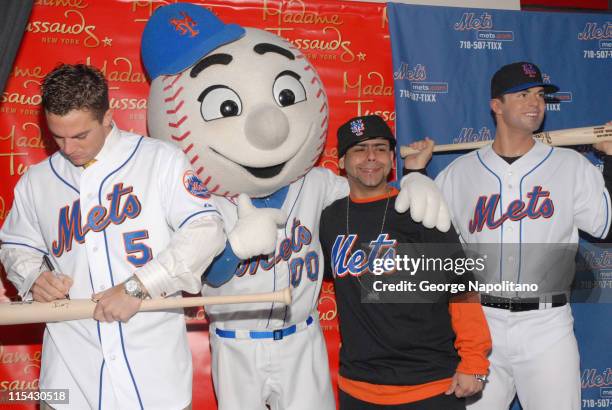 David Wright, Mr. Met, bat contest winner Larry Rios