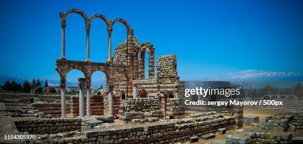 ruins of ancient city anjar in bekaa valley, lebanon - byblos stockfoto's en -beelden