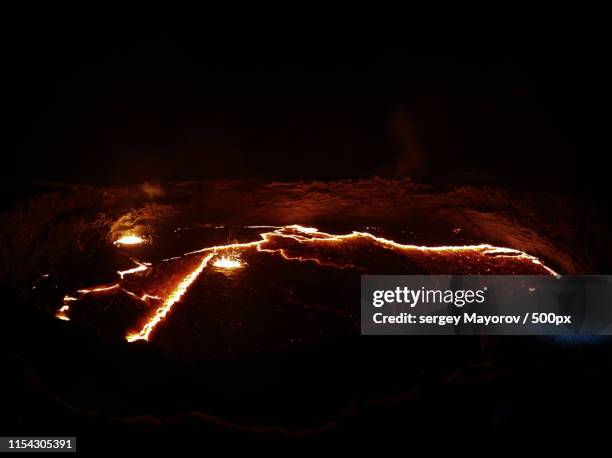 erta ale volcano crater, melting lava, danakil depression, ethiopia - sandales stock-fotos und bilder