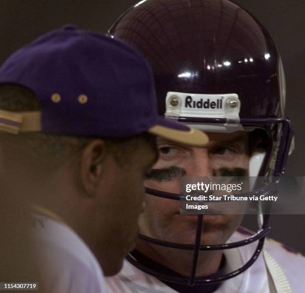 Detroit MI, Minnesota Vikings vs Detroit Lions 10/17/99--- -- Vikings quaterbacks Jeff George, and Randall Cunningham chat during the 3rd quarter,...