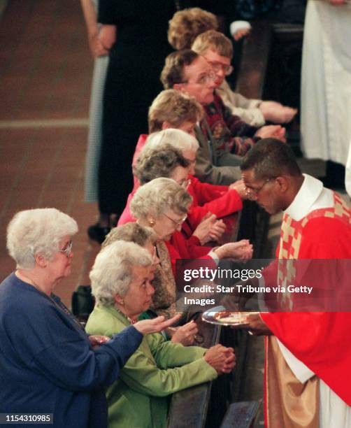 Communion Congregation Lutheran Holy Communion Photos and Premium High Res Pictures - Getty Images