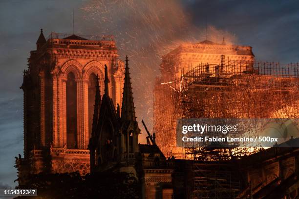 notre-dame fire - kathedrale von notre dame stock-fotos und bilder