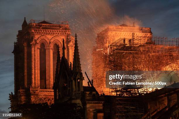 notre-dame fire - cattedrale di notre dame parigi foto e immagini stock