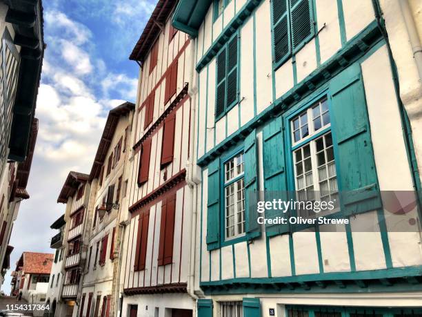 apartment buildings, ciboure, france - baskenland stock-fotos und bilder