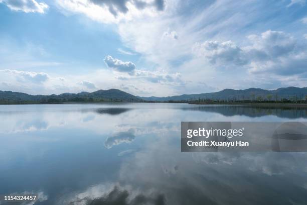 blue sky, clouds reflected in lake - han river imagens e fotografias de stock