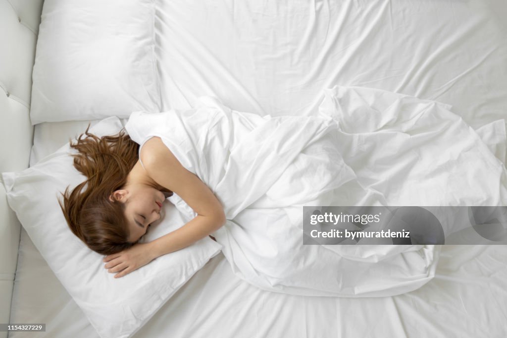 Mujer joven durmiendo