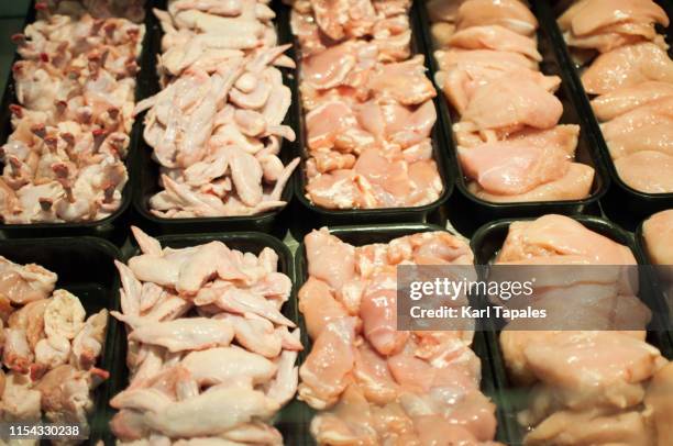 raw chicken parts in the supermarket - raw chicken stockfoto's en -beelden