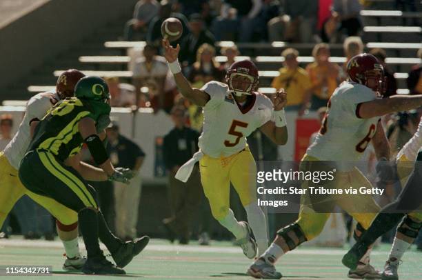 El Paso, TX-The Wells Fargo Sun Bowl--University of Minnesota vs. The University of Oregon- -- Gopher Billy Cockerham throws a pass down field late...