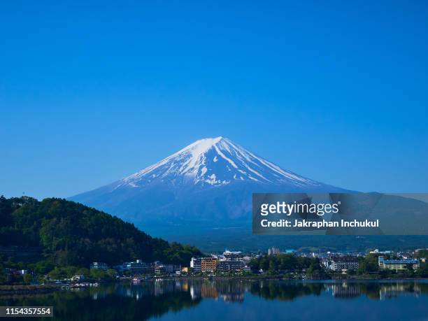 landscape of mt.fuji with lake kawaguchiko - yamanashi prefecture 個照片及圖片檔