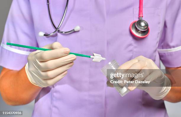 nurse/doctor doing smear test - sti testing photos et images de collection