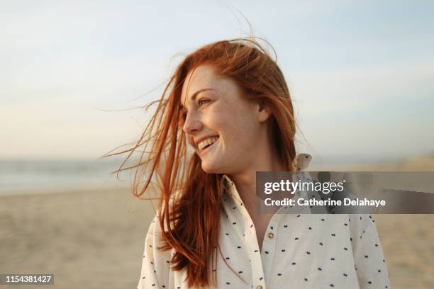 portrait of a young woman on the beach - beautiful woman portrait sun photos et images de collection