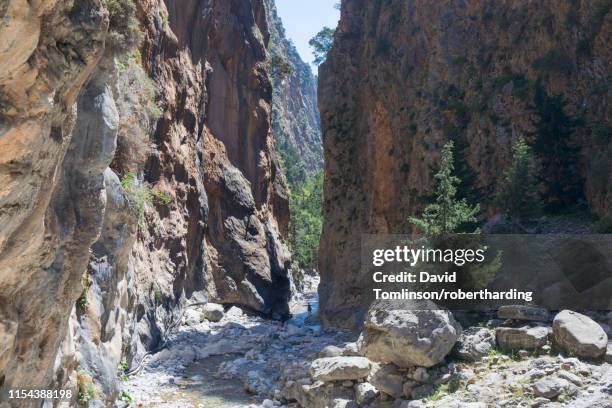 the iron gates, narrowest point of the samaria gorge, samaria national park, agia roumeli, hania (chania), crete, greek islands, greece, europe - präfektur chania stock-fotos und bilder