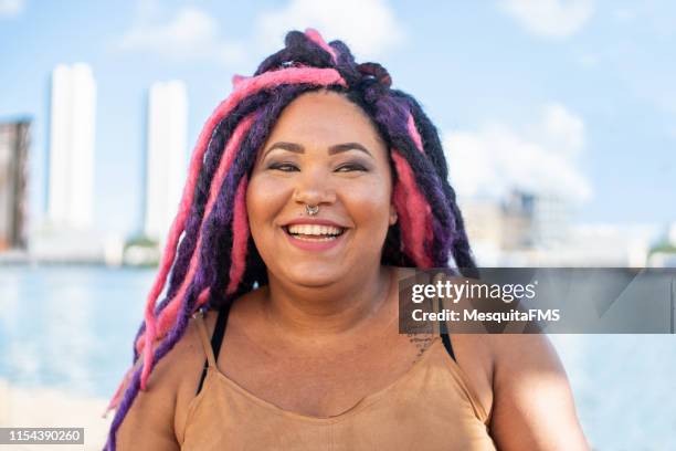 portret van punk vrouw - purple hair stockfoto's en -beelden